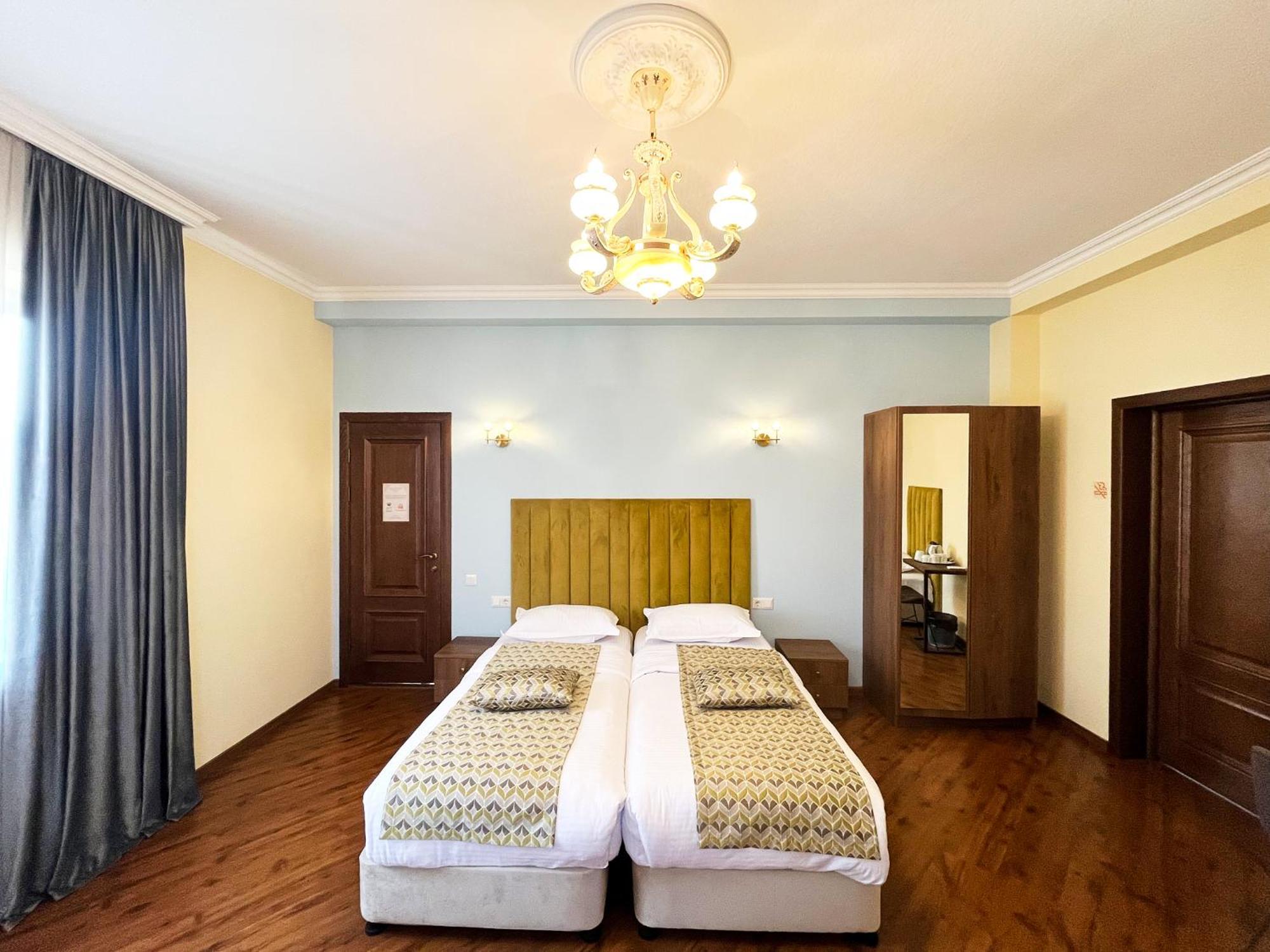 Phazisi Hotel Тбилиси Екстериор снимка